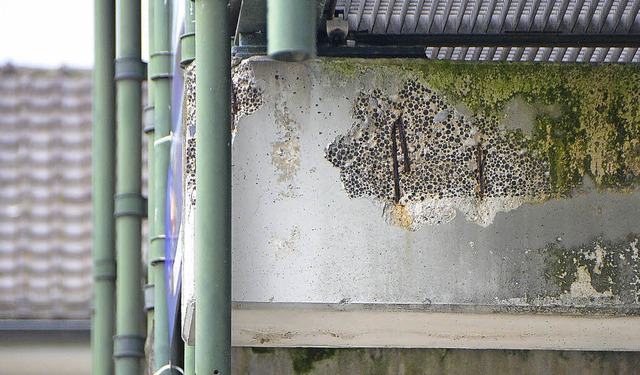 Erhebliche Schden weist der Beton am Rathaus auf.   | Foto: Peter Gerigk