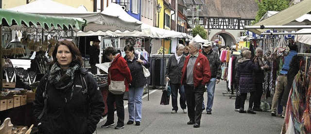 Die Mittagszeit nutzen viele Besucher ...mmel ber den Kenzinger Georgenmarkt.   | Foto: Werner Schnabl