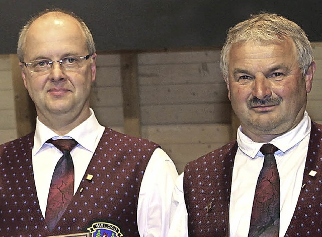 Eduard Spiegelhalter (links) und Franz...men die Ehrennadel in Gold in Empfang.  | Foto: Gert Brichta