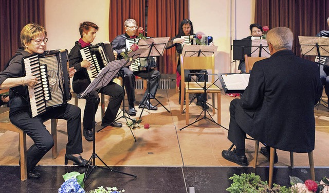 Der Handharmonika- und Akkordeon-Club Kollnau begeisterte das Publikum.   | Foto: Gabriele Zahn