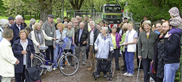 Die gesperrte Fugngerbrcke ber den... fr viele Weingartener ein rgernis.   | Foto: Ingo Schneider