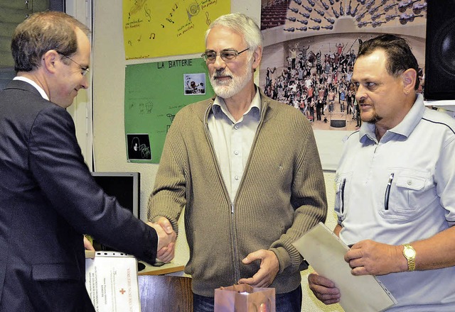 Fr 75 Blutspenden zeichnete Brgermei...Blutspenden wurde Rolf Wechlin geehrt.  | Foto: Markus Maier