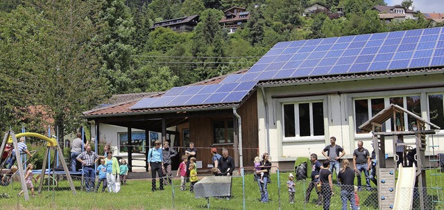Eine Solaranlage ziert bereits das Dac...netz des Ortsteils knnte dazukommen.   | Foto: Rolf-Dieter Kanmacher