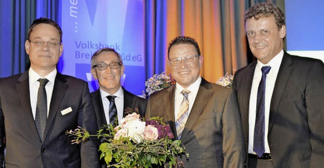 Eine Ehrennadel bekam Gordian Sle (Z... Vorstand Matthias Engist (von links).  | Foto: Julius Wilhelm Steckmeister