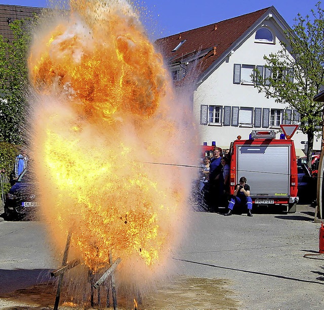 Wie gefhrlich ein Fettbrand werden ka...rleute bei ihrem Tag der offenen Tr.   | Foto: Herbert Trogus