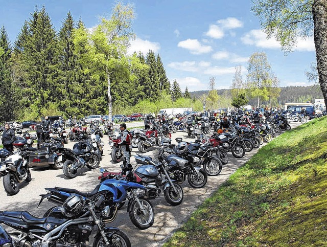 Bikertag am Schluchsee: Die Maschinen ...nutzen das groe Informationsangebot.   | Foto: Polizei/Martin