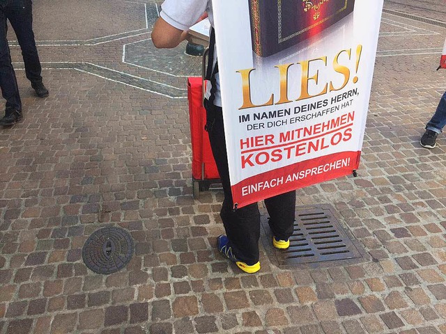 Mit einem Werbebanner auf dem Rcken s...in der Freiburger Innenstadt zu sehen. 