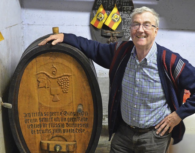 Hansfrieder Geugelin in seinem Weinkeller daheim in Eimeldingen.  | Foto: Langelott