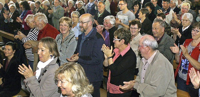 Stehend applaudierte das Publikum dem Reblandchor.  | Foto: Cremer