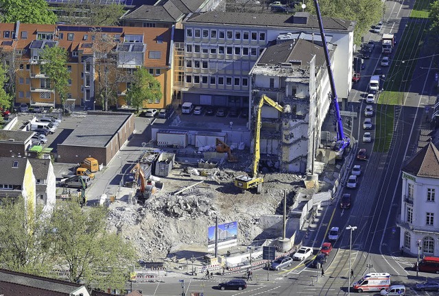 Dieses Foto zeigt die Abriss-Baustelle vom Mnsterturm aus.  | Foto: Ingo Schneider