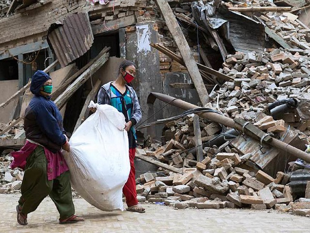 Zwei Frauen in den Ruinen von Kathmandu   | Foto: AFP