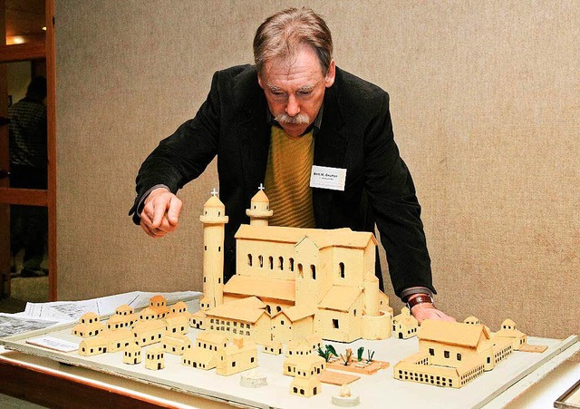 Bert Geurten, der Vereinsvorsitzende, ...Modell der karolingischen Klosterstadt  | Foto: dpa