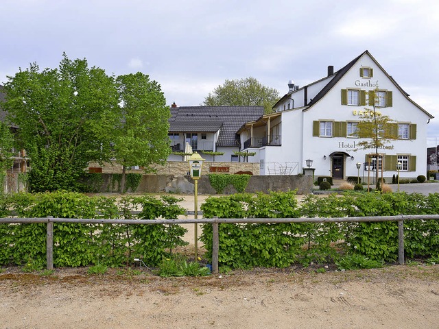 Parallel zur  Hecke   entsteht ein neu...t 54 Zimmern fr den Bren in Auggen.   | Foto: Sigrid Umiger