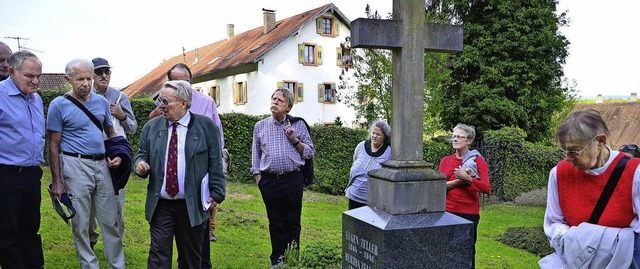 Jost Baier (mit roter Krawatte) fhrte auch auf den alten Karsauer Friedhof.   | Foto: Martina Proprenter