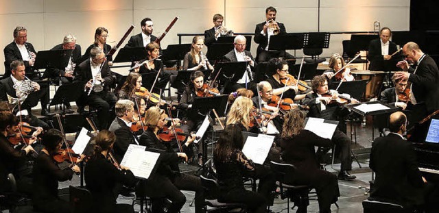 Die Bochumer Symphoniker unter der Lei...Maestro, der das Hinschauen wert ist.   | Foto: Christoph Breithaupt