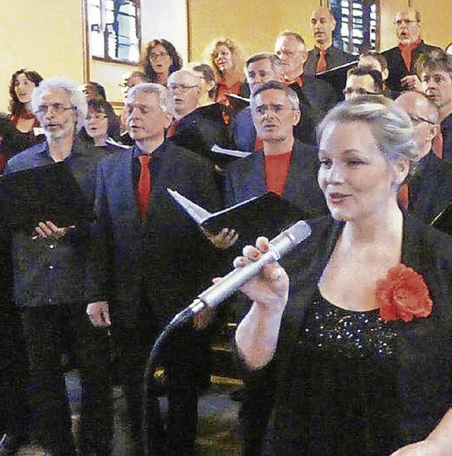 Der Rejoice-Chor mit Evelyn Schler als Solistin   | Foto: Anne Freyer