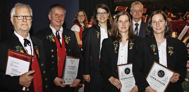 Beim Jahreskonzert des Musikvereins Ih...jhriges Engagement im Verein geehrt.   | Foto: herbert Binninger