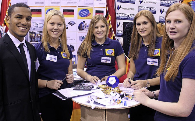 BSZ-Schlerinnen im Gesprch mit einem...onalen bungsfirmen-Messe in New York.  | Foto: Schule