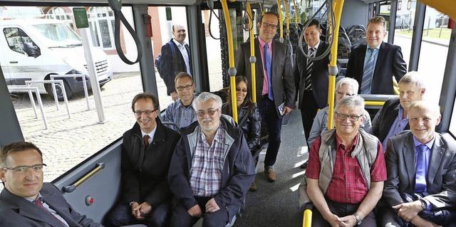 Probefahrt gestern mit den  Brgermeis...exander Schrder (Mitte hinten links)   | Foto: christoph breithaupt