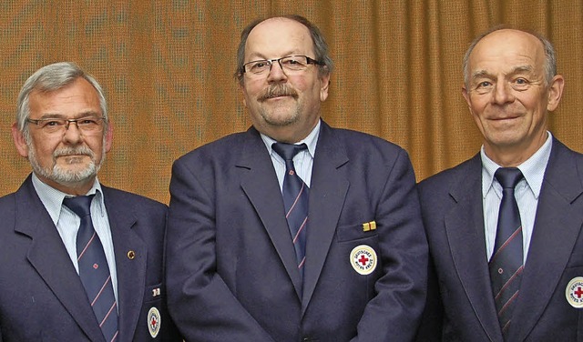 Roland Bhler (Mitte) wurde fr 45 Die...er  Ortsvereinsvorsitzende Theo Benz.   | Foto: Wolfgang Beck