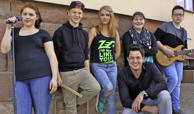 Die Realschulband mit (von links) Jani...39;Antino; im Vordergrund  Max Trie.   | Foto: Realschule