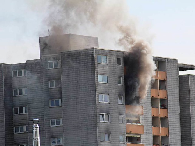 Rauchwolken schlugen aus Wohnung, die Feuerwehr setzte die Drehleiter ein.  | Foto: Hilmar Oberlinger