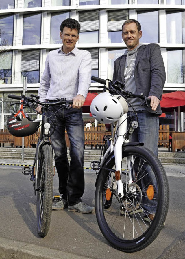 Die Firmenchefs Ulrich Prediger (recht...- und dem obligatorischen Fahrradhelm.  | Foto: Thomas Kunz