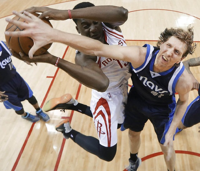 Nichts zu machen: Dirk Nowitzki (links...und die Houston Rockets nicht stoppen.  | Foto: dpa