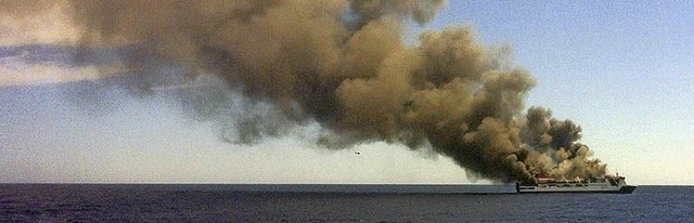 Eine dicke Rauchwolke stieg am Diensta...in Kurzschluss in einem Khllastwagen.  | Foto: dpa
