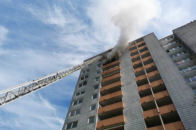 Feuer im zwlften Stock: Hochhausbrand in der Martin-Luther-Strae  | Foto: Feuerwehr