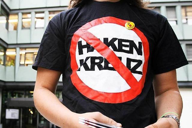 Mann trägt Anti-Nazi-Shirt mit Hakenkreuz – und wird verurteilt