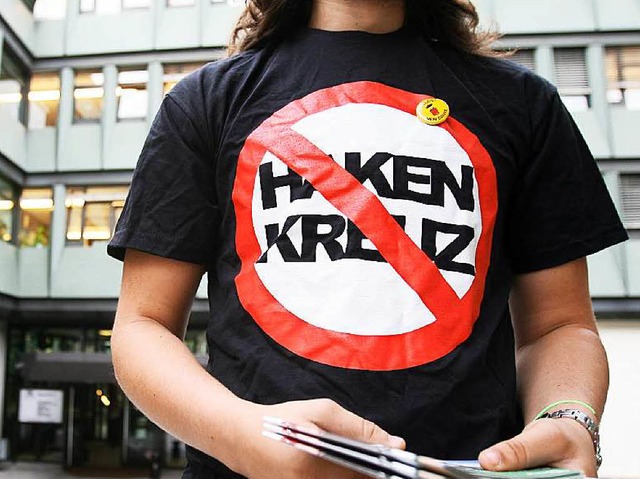 Dieses Shirt eines Antifaschisten (der...er Angeklagte in Lrrach getragen hat.  | Foto: dpa