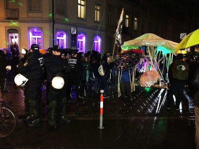 Musik aus der &#8222;kosmischen Qualle...Menge Polizei: Der 1. Mai in Freiburg.  | Foto: Daniel Laufer
