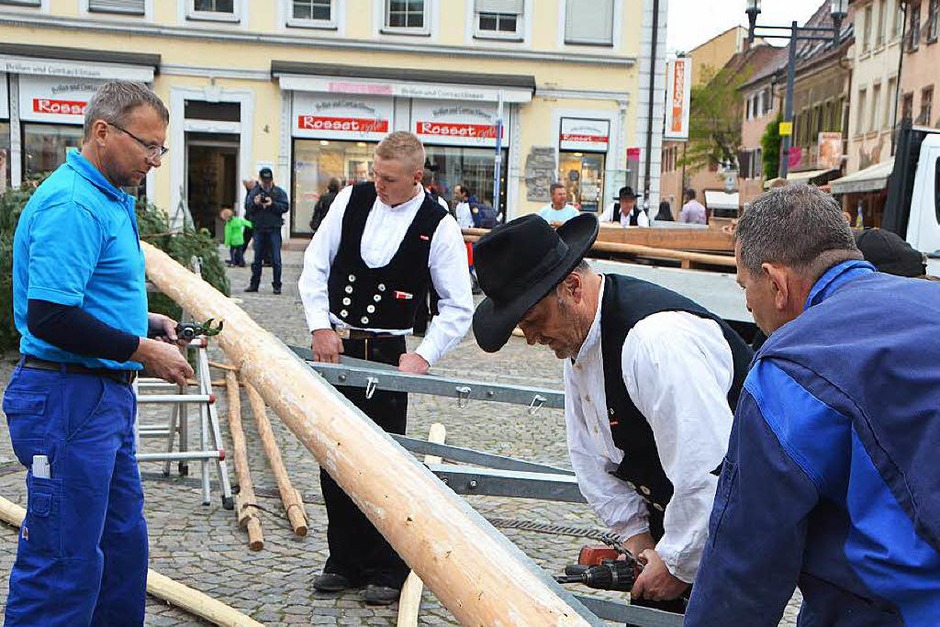 Vorbereitungen: Hier werden die Löcher für das Aufhängen des „Baumschmucks“ gebohrt; wenn der Baum steht, wird ein Metallgestell mit den Innungssysmbolen montiert. (Foto: Sylvia-Karina Jahn) Vorbereitungen: Hier werden die Löcher für das Aufhängen des „Baumschmucks“ gebohrt; wenn der Baum steht, wird ein Metallgestell mit den Innungssysmbolen montiert. (Foto: Sylvia-Karina Jahn)