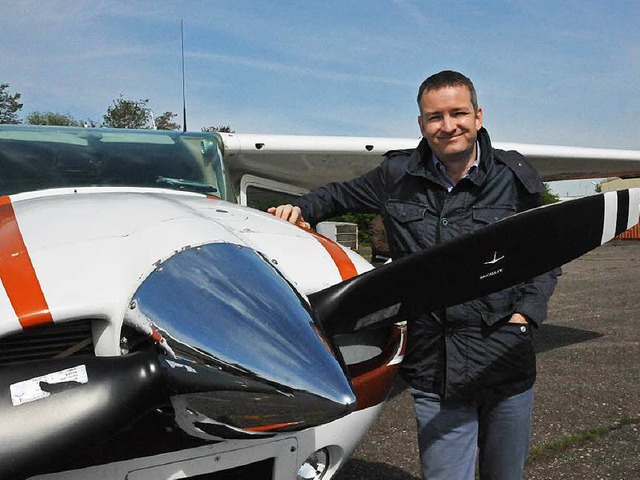 Pilot Frank Kasparek vor der Cessna, d...en durch  Hagelschlag minimieren soll.  | Foto: Helmut Seller