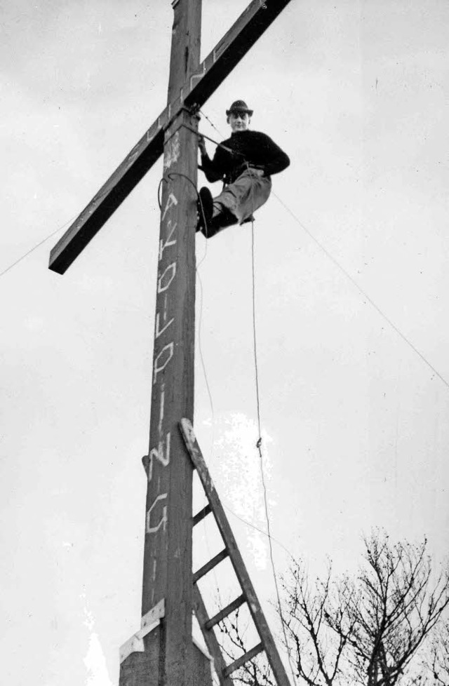 Dieses Bild entstand bei der Sanierung...elkreuzes an einem  Novembertag 1960.   | Foto: Chronik Kolpingfamilie