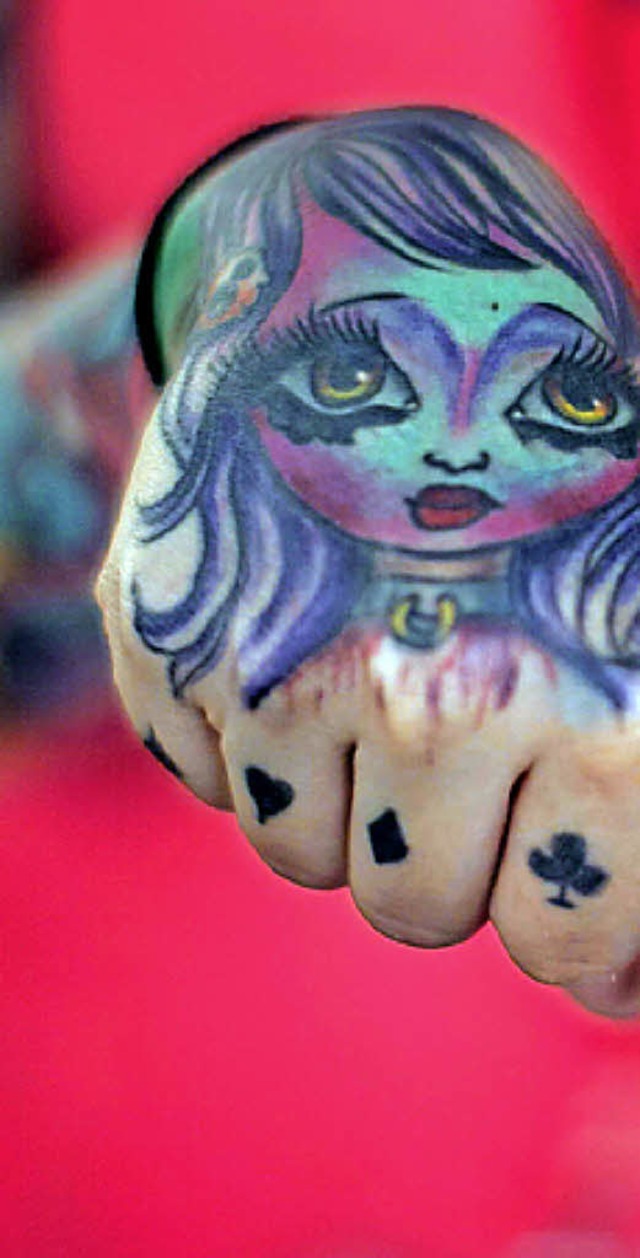 Nicht geeignet fr die Apple Watch: Tattoo-Hand   | Foto:  dpa