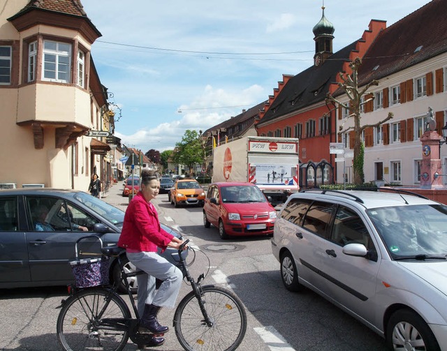 Zentrum Kenzingen: Zu viele Autos, zu wenig Platz fr Radfahrer und Fugnger?  | Foto: Michael haberer
