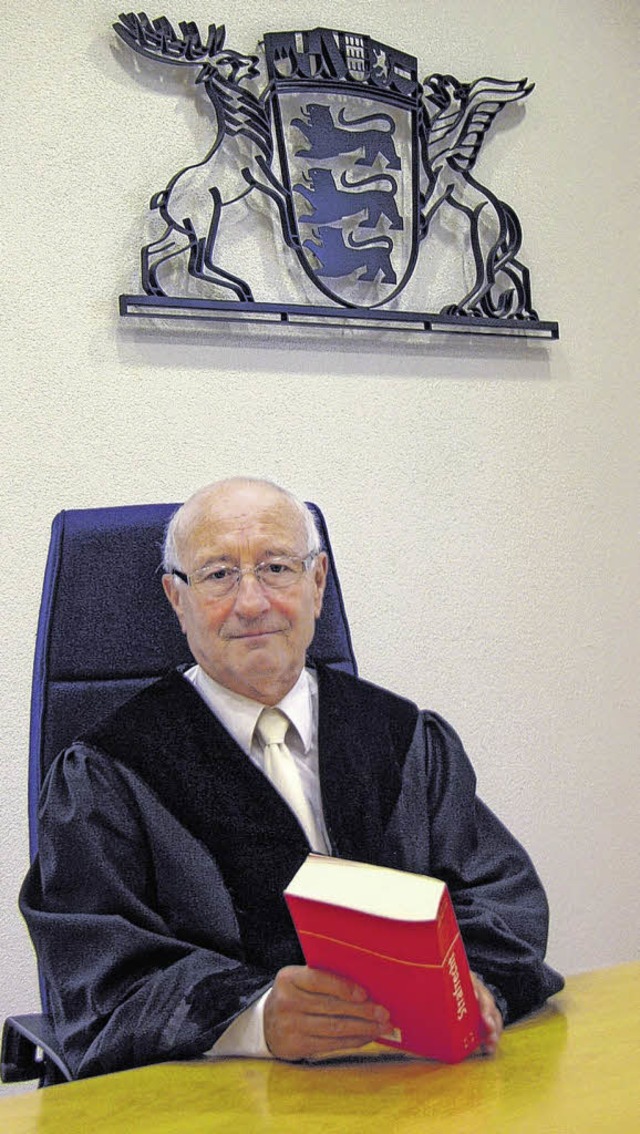 Nach 39 Jahren als Strafrichter schlgt Heinz Jockers das Strafgesetzbuch zu.    | Foto: Heinz J. Huber