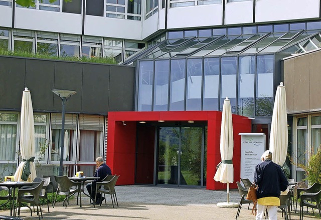Rot ist der Eingang ins Spital Bad Sc...em 190-Bettenhaus geschrieben werden.   | Foto: Hildegard Siebold