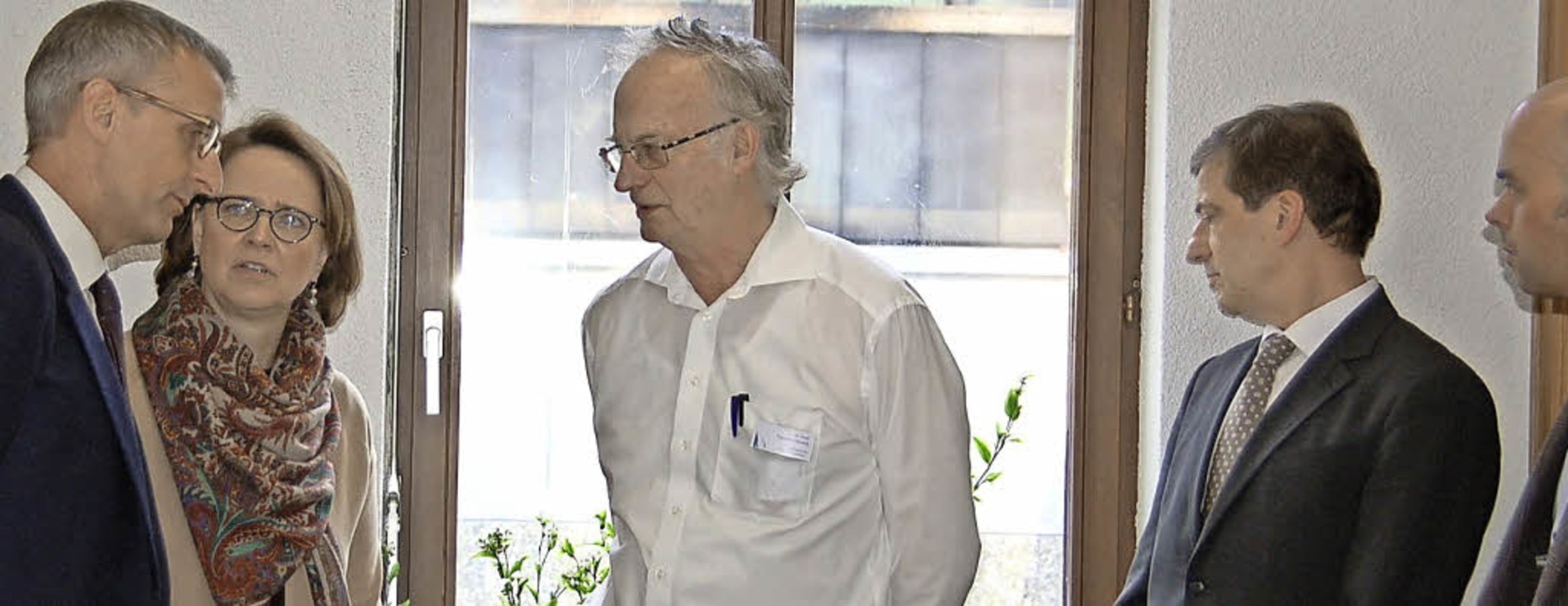 CDU-Bundestagsabgeordneter Armin Schus...sundheitszentrum Todtnau (von links).   | Foto: Ulrike Jger
