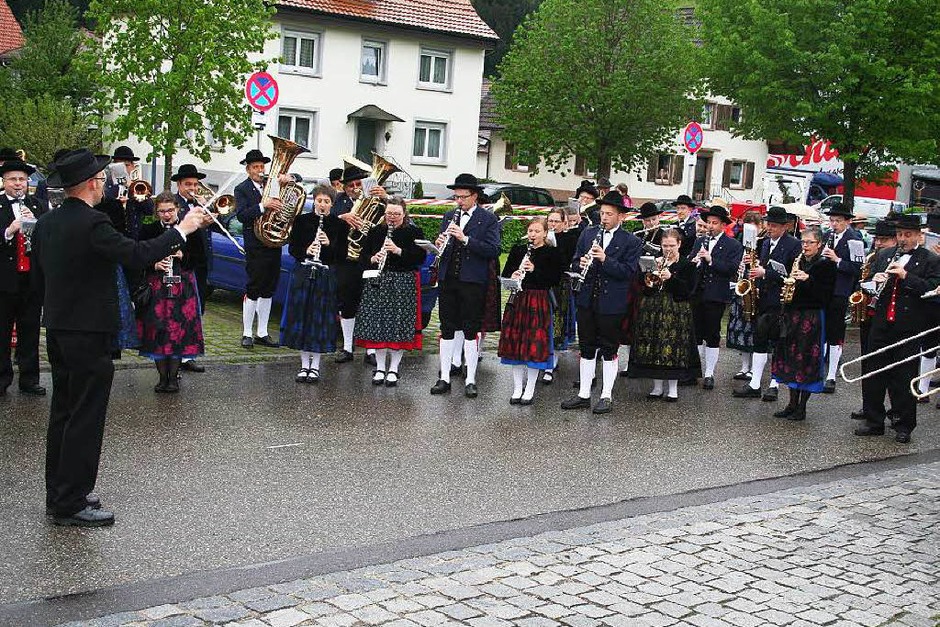 Alle drei Trachtenkapellen der Ortsteile, aus Siegelau, Bleibach und Gutach (Gütermann) stimmten gemeinsam unter der Leitung von Frank Kiener das Badner Lied an. (Foto: Karin Heiß) Alle drei Trachtenkapellen der Ortsteile, aus Siegelau, Bleibach und Gutach (Gütermann) stimmten gemeinsam unter der Leitung von Frank Kiener das Badner Lied an. (Foto: Karin Heiß)