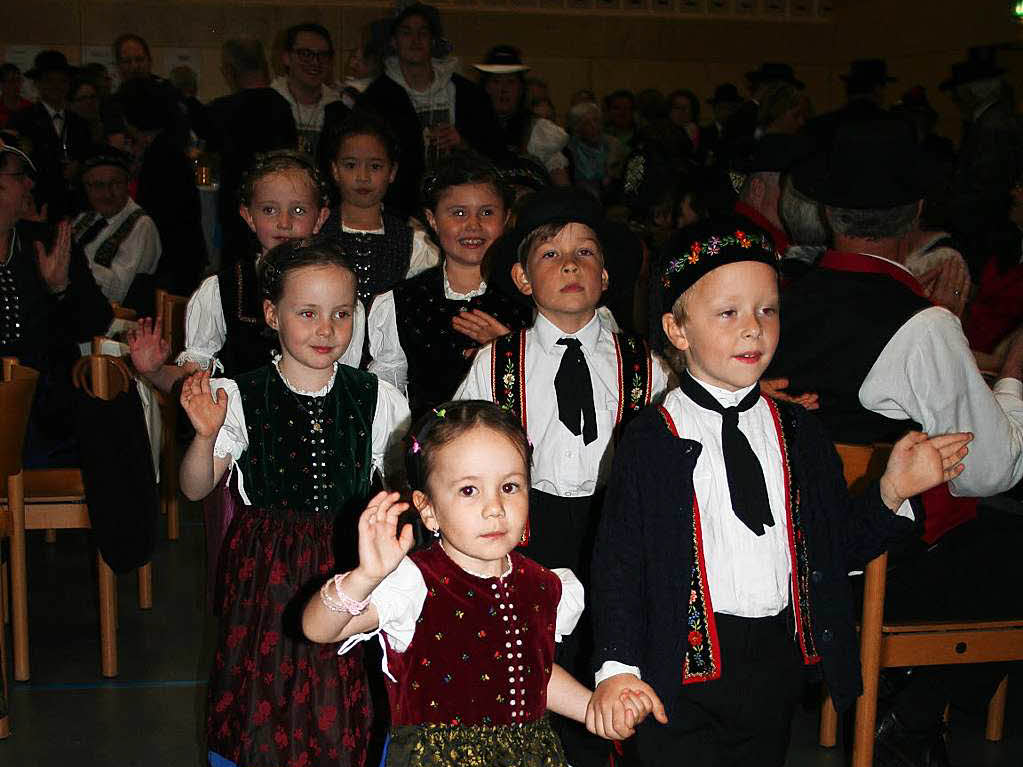 Die Kindervolkstanzgruppe prsentierte zur Erffnung des Tanz in den Mai in der Festhalle einen wunderschnen Reigentanz.
