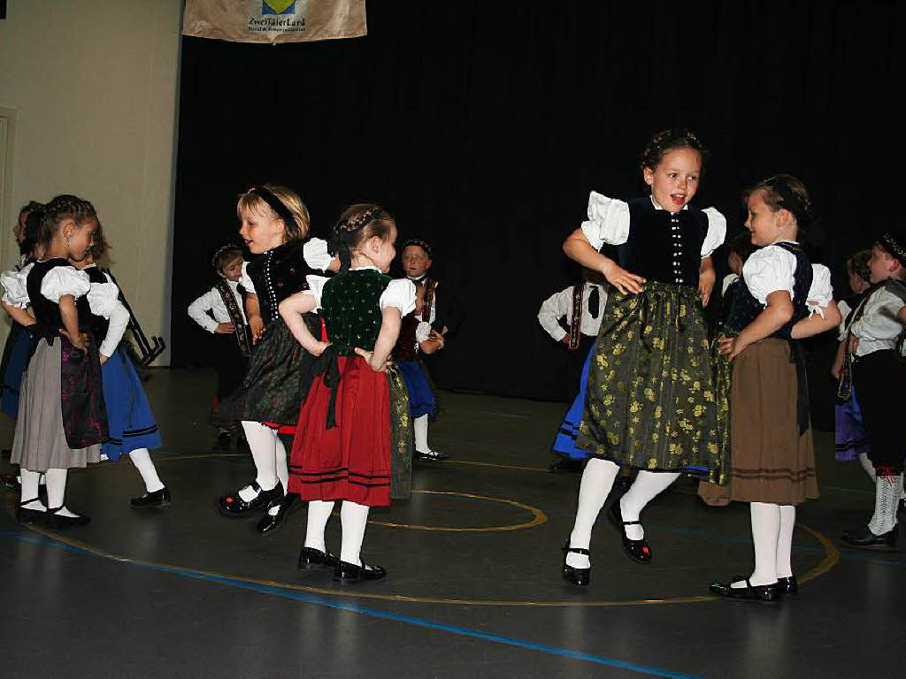 Die Kindervolkstanzgruppe prsentierte zur Erffnung des Tanz in den Mai in der Festhalle einen wunderschnen Reigentanz, der auf dem Akkordeon von Ursula Disch begleitet wurde und von Inge Strittmatter einstudiert worden ist