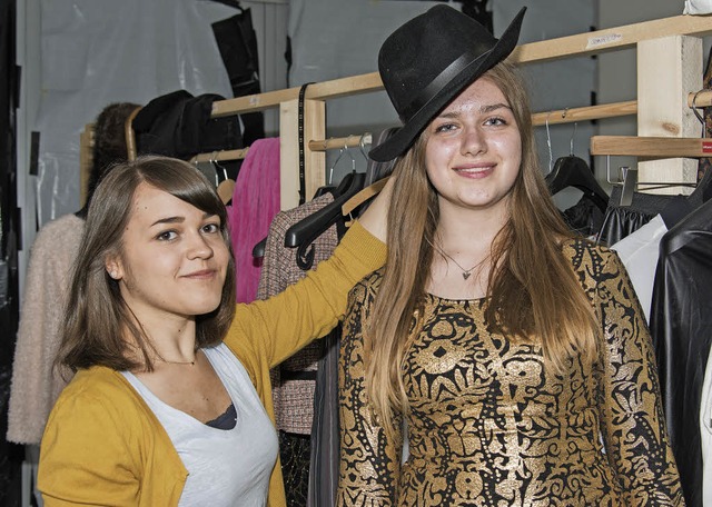 Valerie Stehlin (links) passt Caroline Mller einen Hut an.   | Foto: Olaf Michel