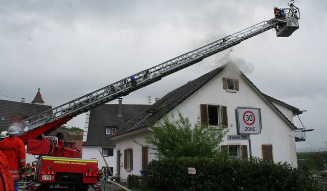 Rund 50 Feuerwehrleute aus Istein und ...schen und um den Bewohnern zu helfen.   | Foto: Reinhard Cremer