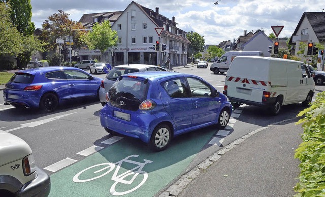 Als gbe es die neuen Straenmarkierun...fin von Autos regelmig  zugestellt.   | Foto: SENF