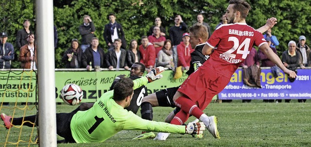 Die  Entscheidung: BSC-Spieler Fabian ...ausens Torhter Adrian Winski zum 2:0   | Foto: zok