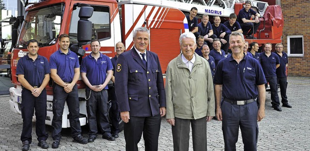 Feuerwehrleute vor Feuerwehrauto: Im V...randrat, Berthold Hauser (von links).   | Foto: Thomas Kunz