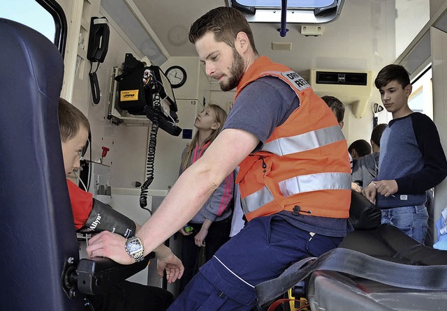 Rettungssanitter Luis Ulmer beim Camp...nem Patienten der Blutdruck gemessen.   | Foto: Martina Proprenter